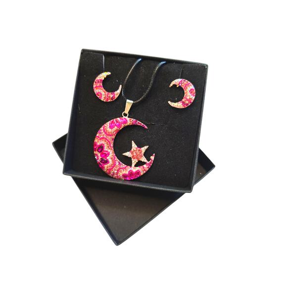 Rubylishious
Silver set of earrings and pendant pink moon shape with silver pe - Picture 2 of 2